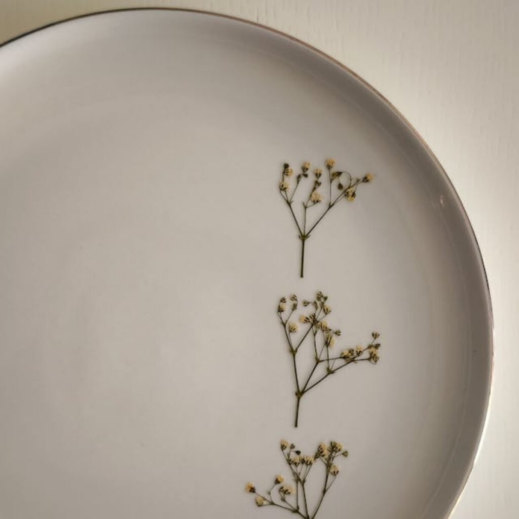 Assiette avec des fleurs séchées