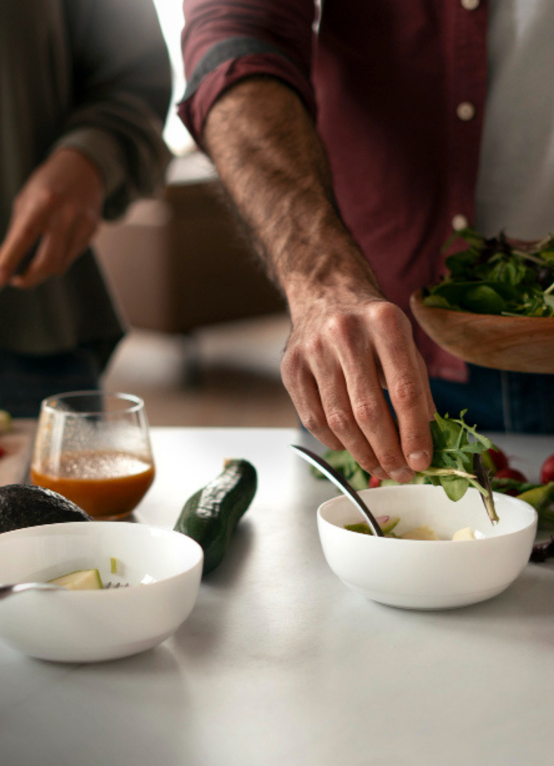 Main préparant un plat de cuinie lors d'un atelier nutrtion