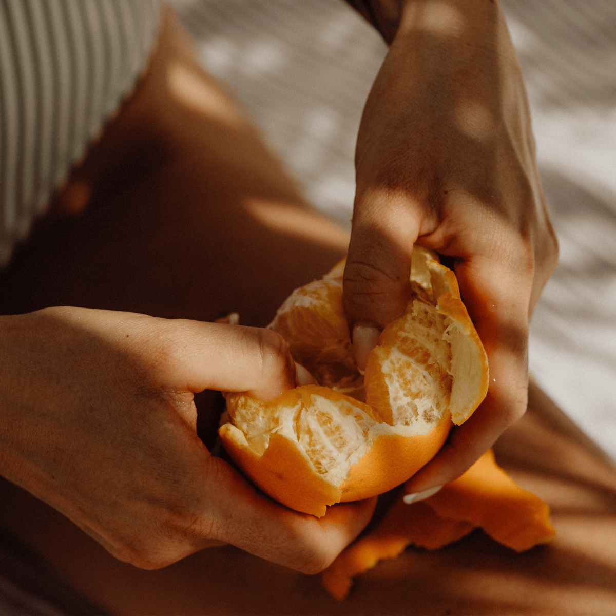 femme ouvrant une clémentine