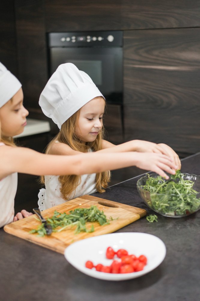 Enfants qui cuisinent