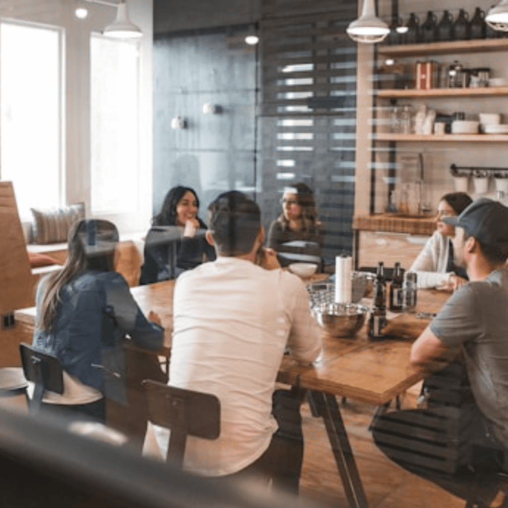 Professionnels autour d'une table lors d'un atelier